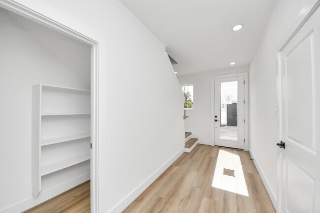 Foto del edificio - 2424 Harrington St