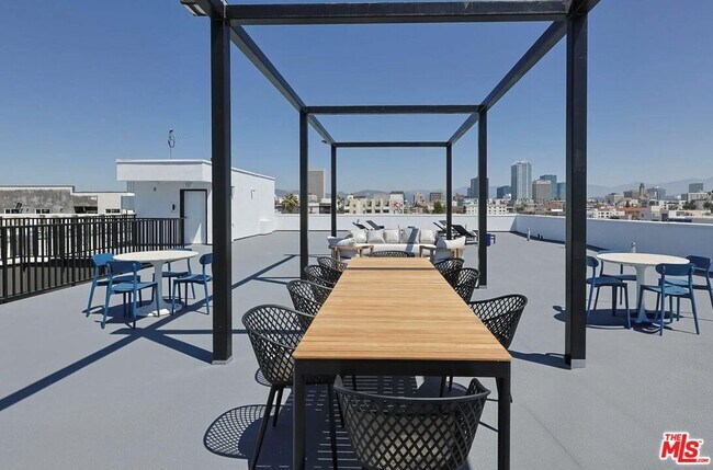 Foto del edificio - 1037 Dewey Ave