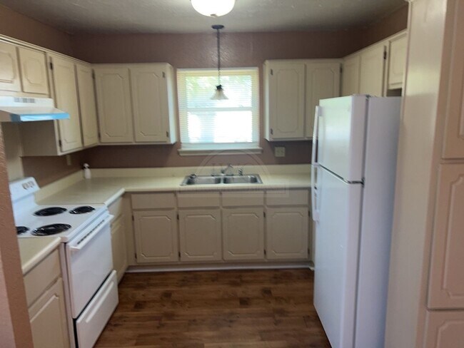 Foto del edificio - 2212 Silverhill Dr