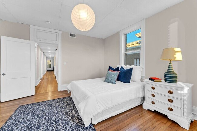 Building Photo - 300 E 30th St