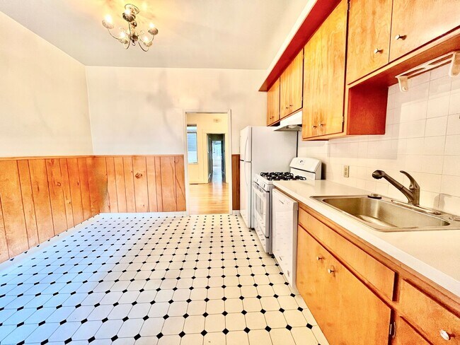 Building Photo - Prime Cow Hollow Location with Parking, Private Deck and Yard