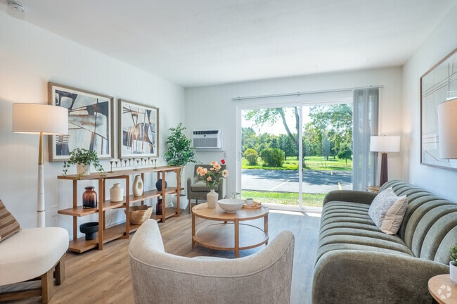 2 habitaciones, 1 baño - 840 pies cuadrados - Sala de estar - ReNew at the Greens