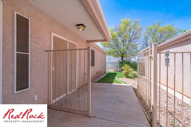 Foto del edificio - 3 Bed 2 Bath, 2 Car Garage with a Fully Fe...