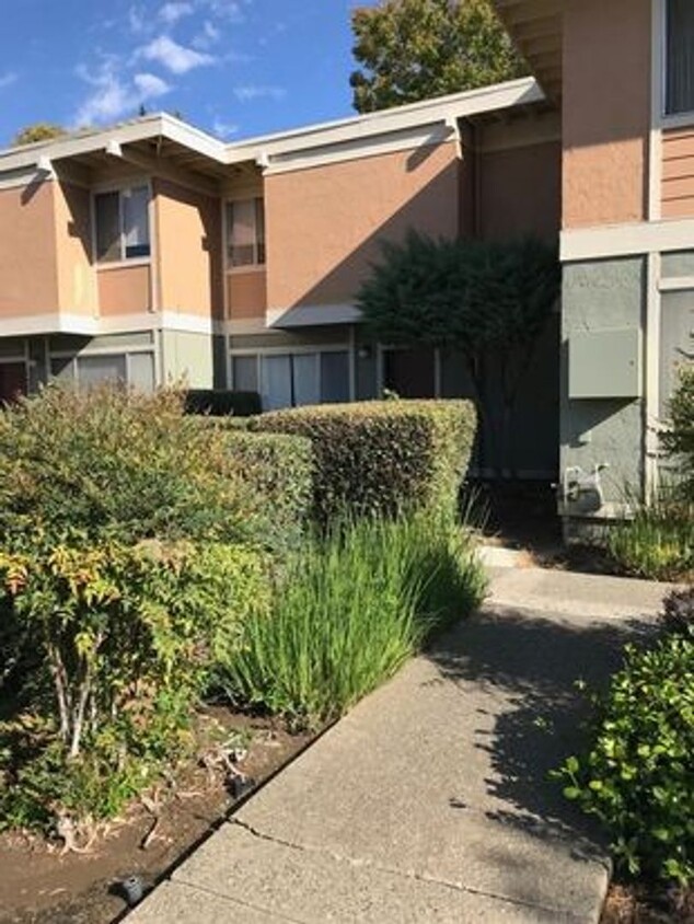 Foto principal - Davis 3 bedroom 2 bath condo in a great lo...