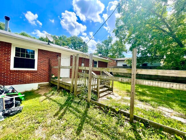 Building Photo - 2121 Larkspur Dr