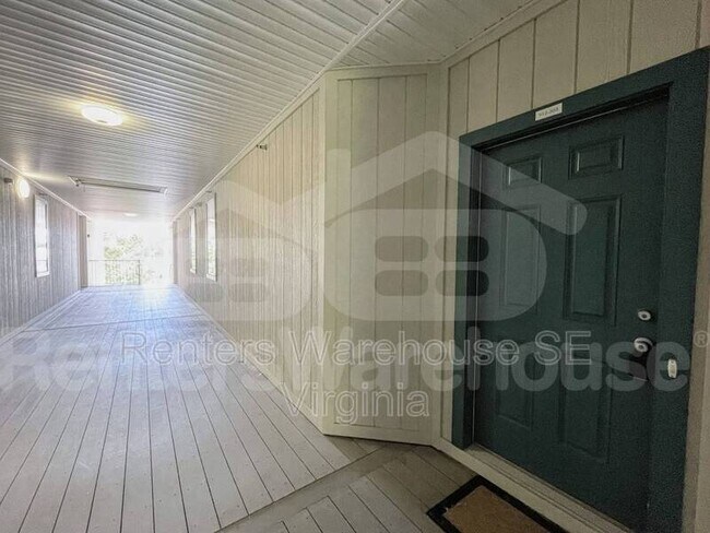 Building Photo - 912 Southmoor Dr