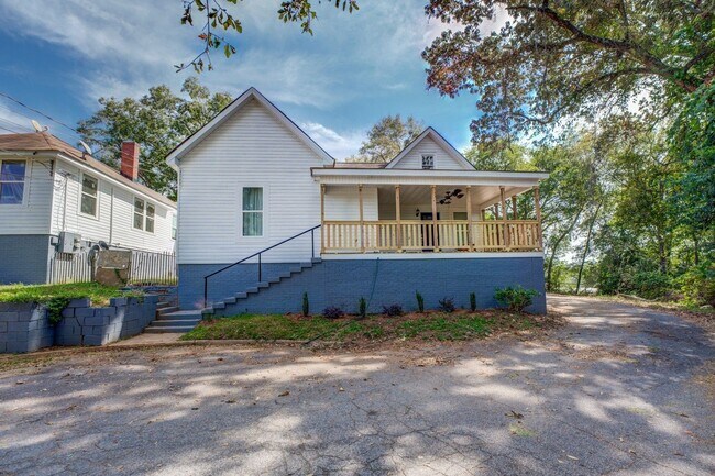 Building Photo - Spacious 3 Bedroom Home located in Histori...