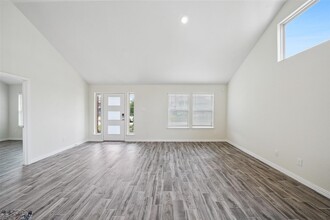 Building Photo - 222 N Lynx Trail