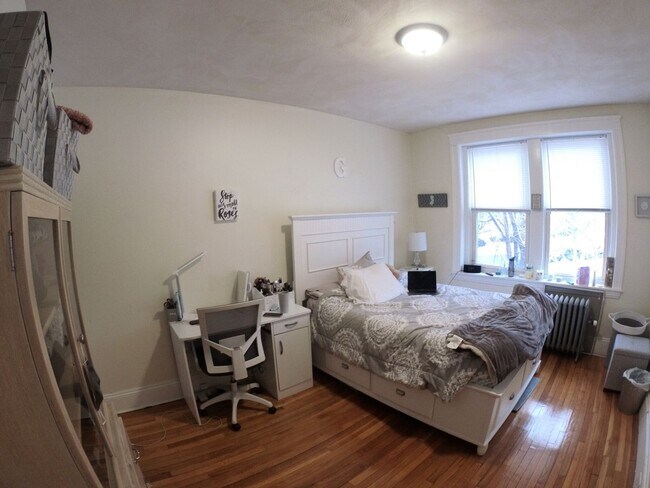 Foto del edificio - REALLY NICE BROOKLINE 4 BED 2 BATH!!!!!