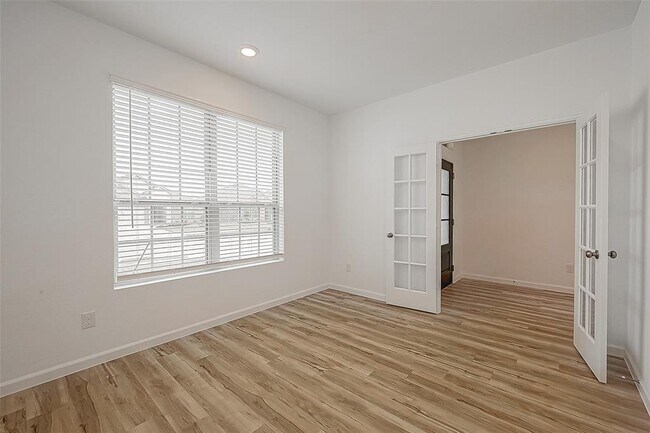 Building Photo - 8010 Elk Grv Ln