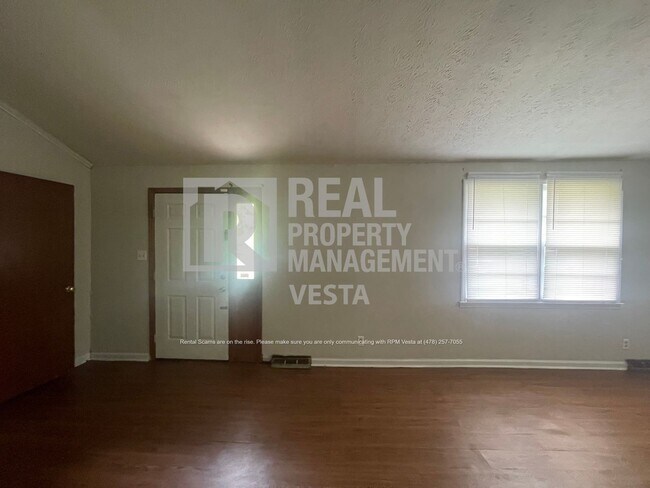 Foto del edificio - Solidly Built Three Bedroom House in West ...