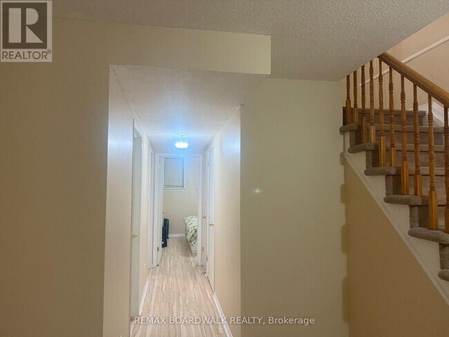 Building Photo - 6 Briston Private