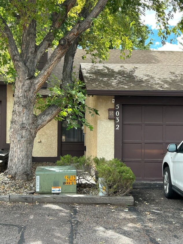 Foto principal - 1 Bedroom 1 Bath Townhome With Detached Ga...