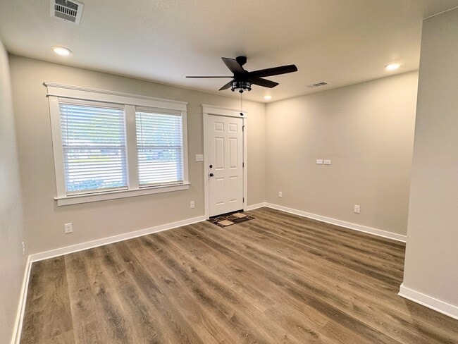 Building Photo - 116 Montrose Dr