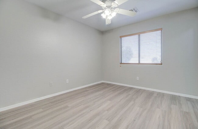 Building Photo - 2026 E County Down Dr