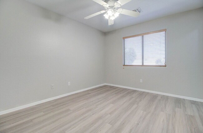 Foto del edificio - 2026 E County Down Dr