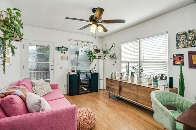 Building Photo - Upstairs One Bedroom Available in Talmadge!