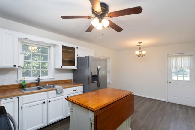 Building Photo - 129a Manor Ave N