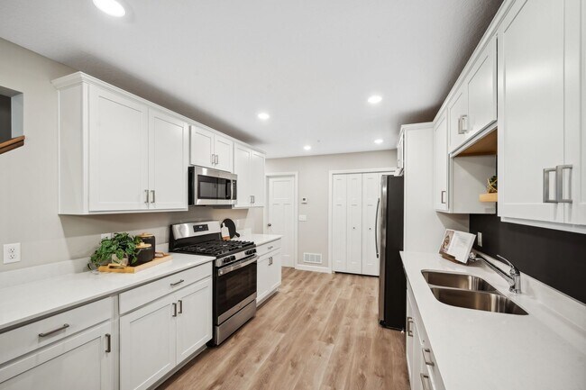 Foto del edificio - Brand New Townhome - Be the first to live here!