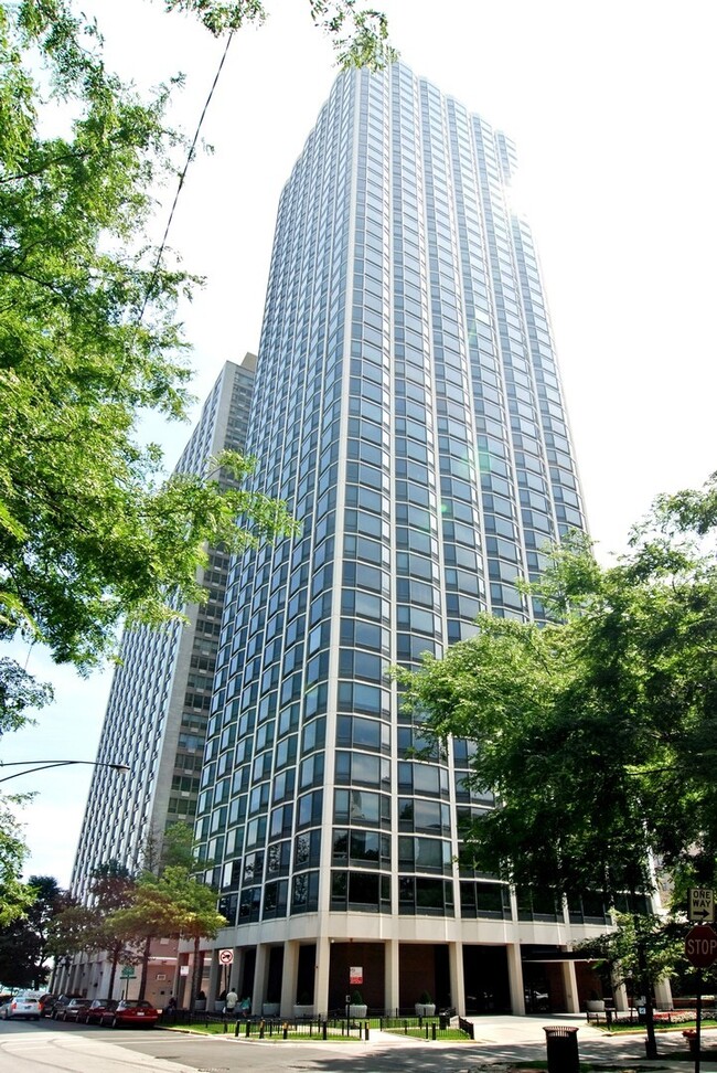 Building Photo - 1555 N Astor St
