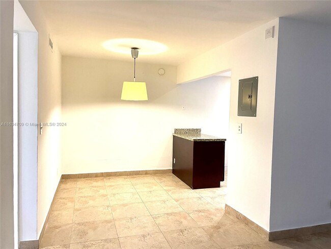 Building Photo - 6900 SW 39th St