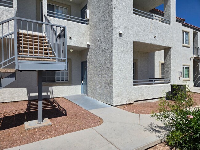 Foto del edificio - A Fabulous 2 Bedroom Downstairs Condo Cent...
