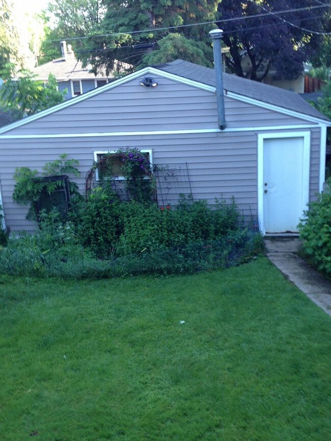 Building Photo - 1875 Cottage Ave E