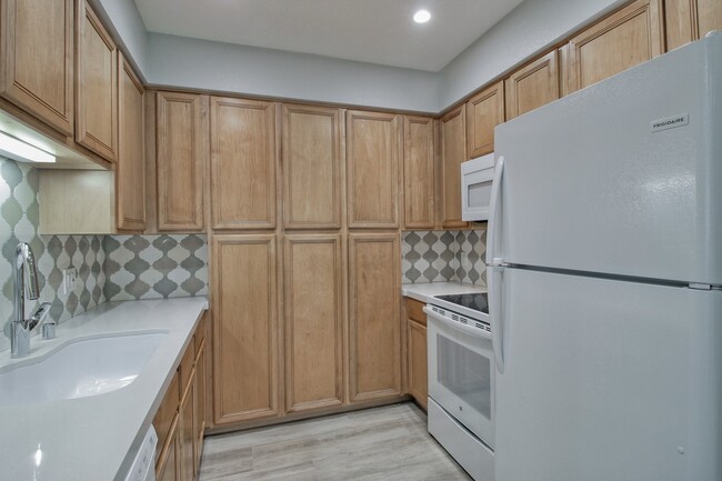 Foto del edificio - 1 Bedroom Updated Condo at Ryland Mews!