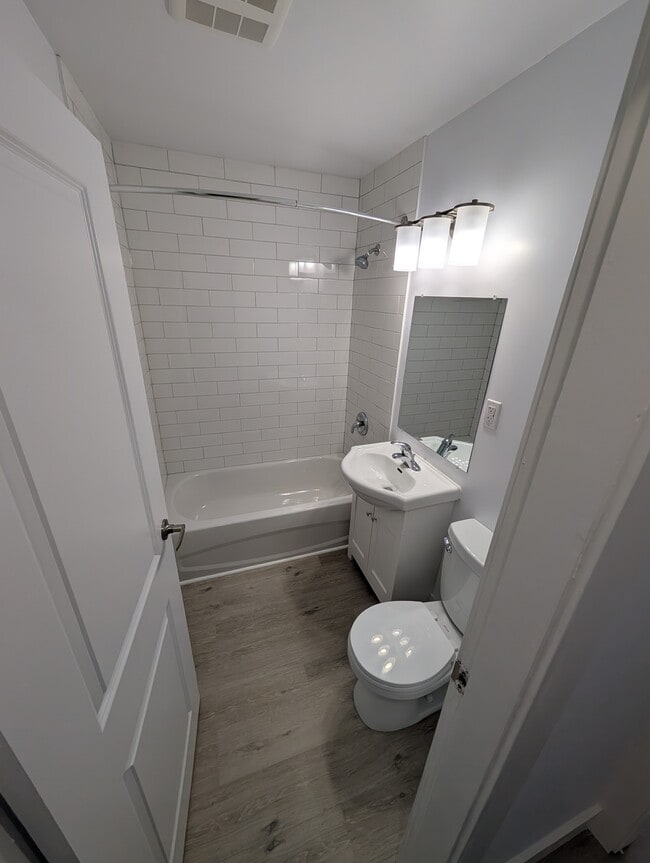 Photo du bâtiment - FULL Renvation Underway Now - Rent May 1