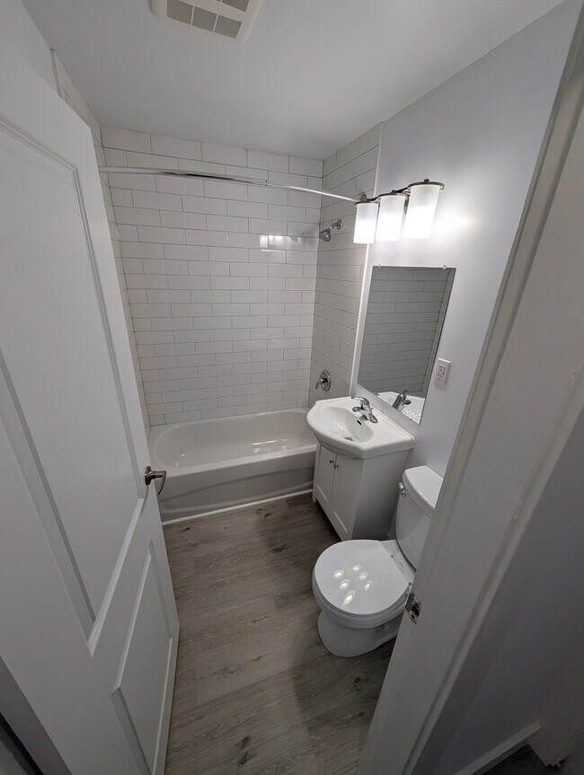 Building Photo - FULLY Renovated - Rent October 1