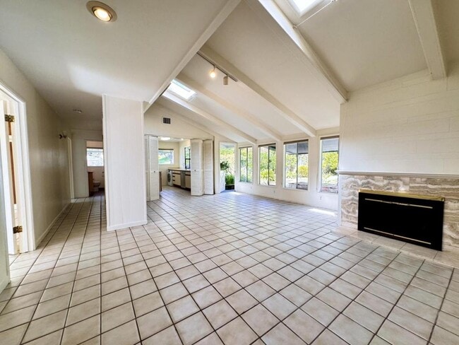 Building Photo - 251 Karen Way