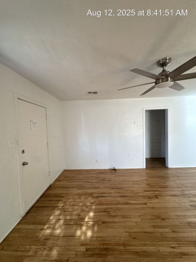 Building Photo - 2 Bedroom Home! Available Now!