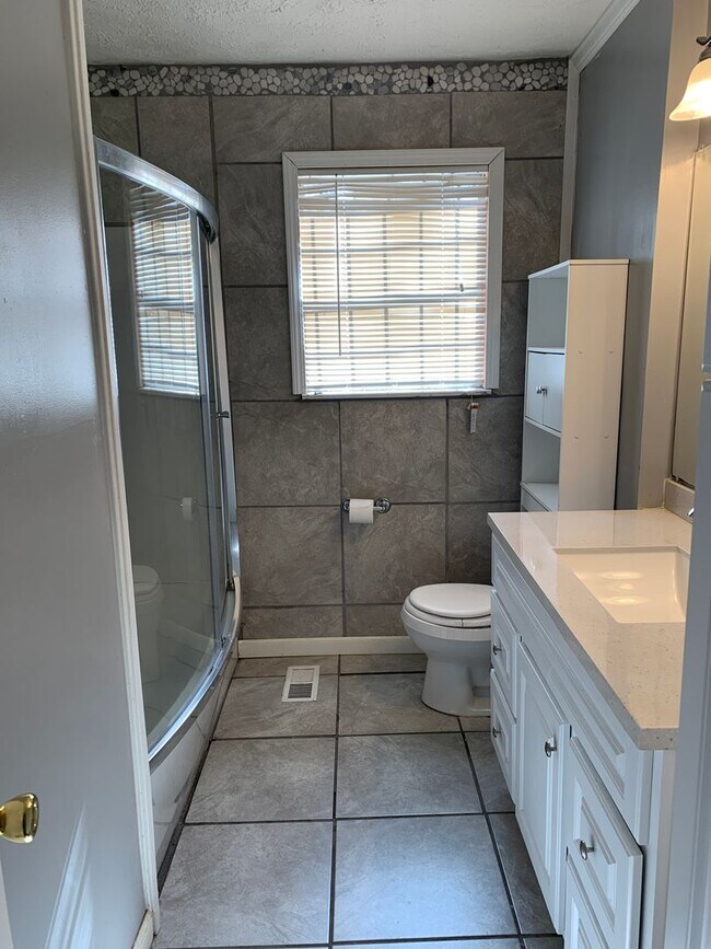 Foto del edificio - HUD Friendly | 3 Bed 2 Bath | Completely R...