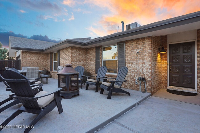 Foto del edificio - 413 Hollydale Dr