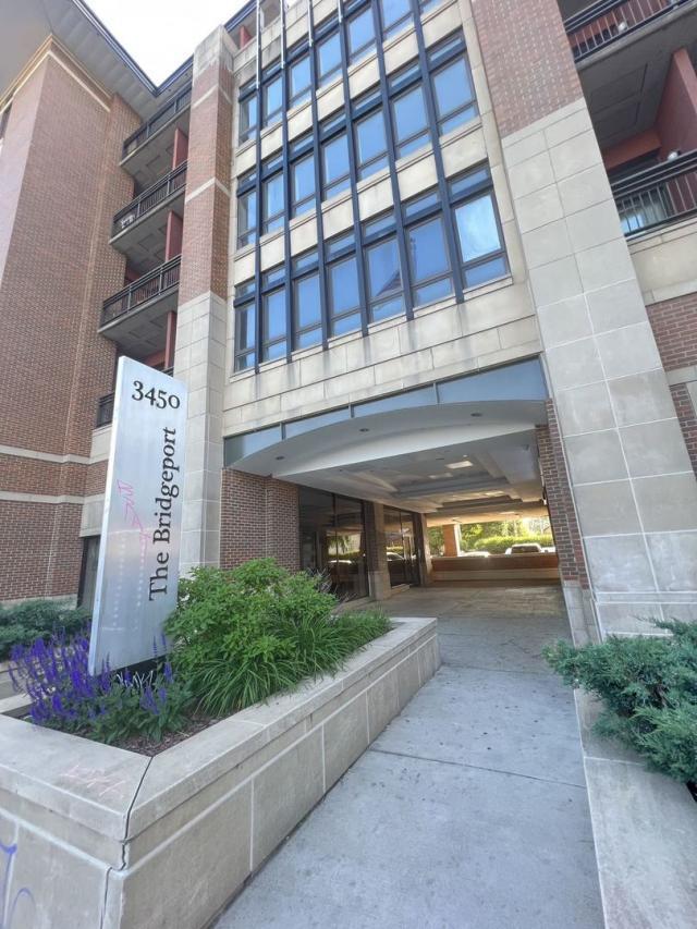 Building Photo - 1 bedroom in Chicago IL 60608