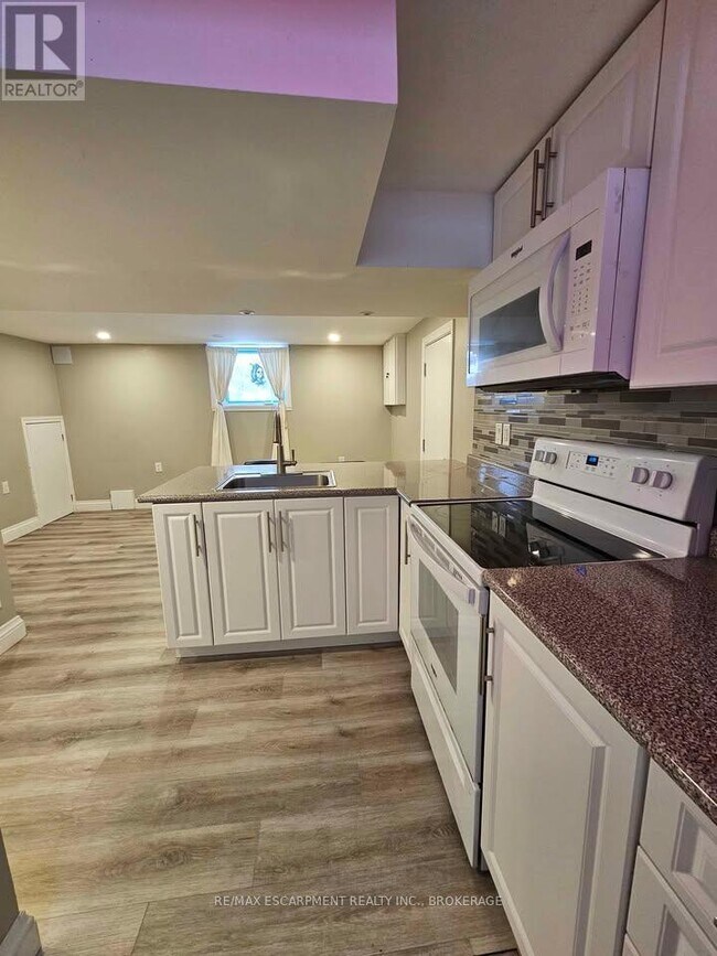 Photo du bâtiment - 320 E 19th St