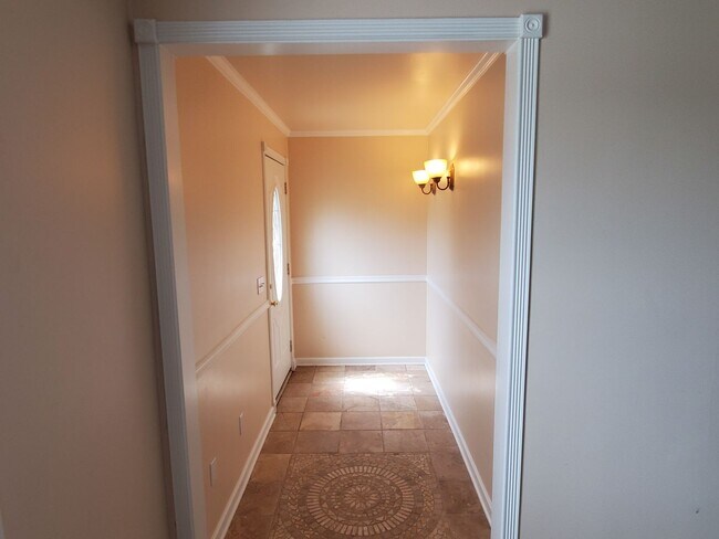 Foto del edificio - For Lease - Spacious 3 BR|1 BA Home, 10 Mi...