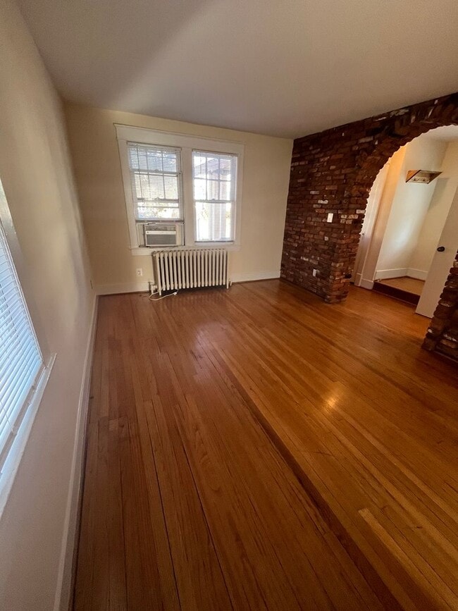 Building Photo - 113 E Spring St