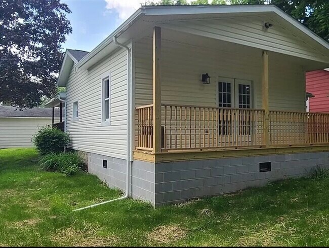 Building Photo - 230 Clarencedale Ave