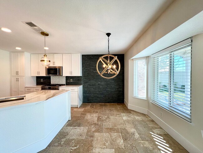 Foto del edificio - Stylish 3BD/2.5BA home near Harry Reid Air...