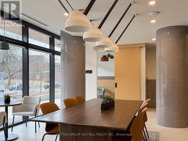 Building Photo - 1660 Bloor St W