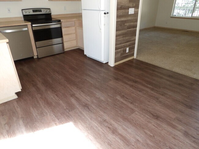 Building Photo - Home in CDA Place!