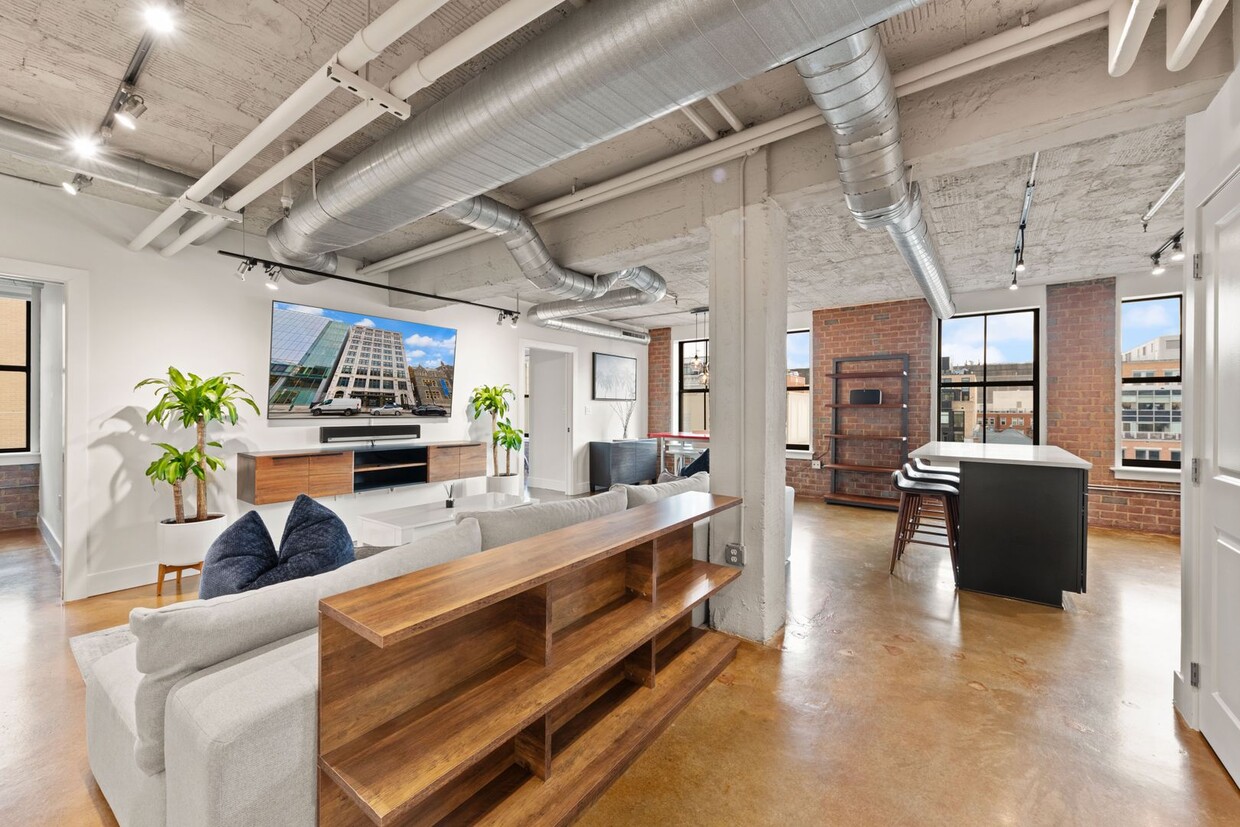 Fully Furnished Designer Loft with Parking & Monument Views! - Fully Furnished Designer Loft with Parking & Monument Views!