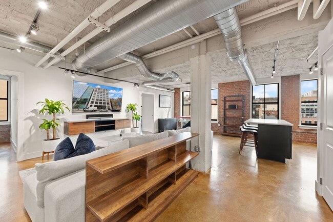 Fully Furnished Designer Loft with Parking & Monument Views! - Fully Furnished Designer Loft with Parking & Monument Views!