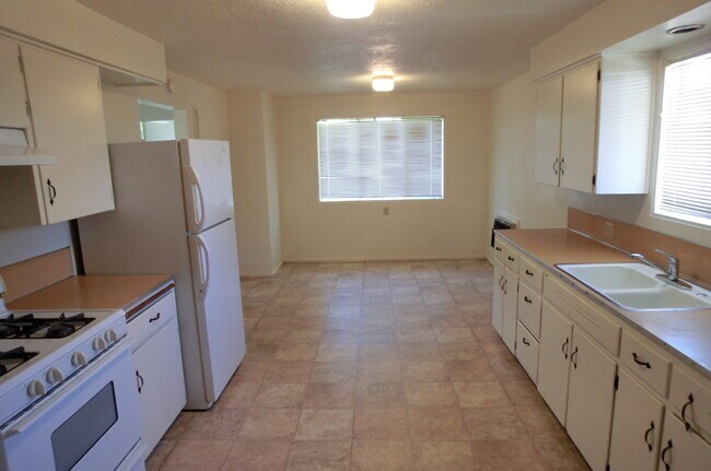Foto del edificio - Upstairs Apartment