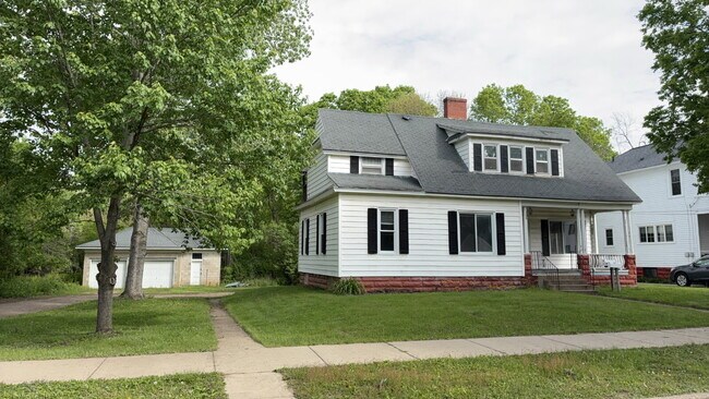Foto del edificio - Nice 3 Bed 1 Bath near UWEC! Available June 1st