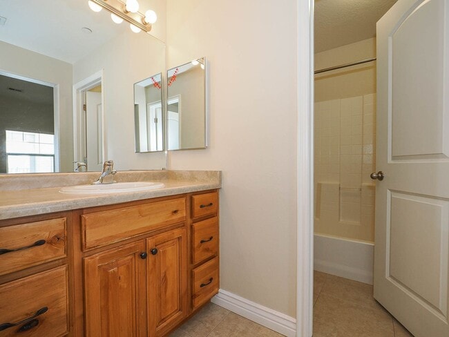 Building Photo - Beautiful Daybreak Condo