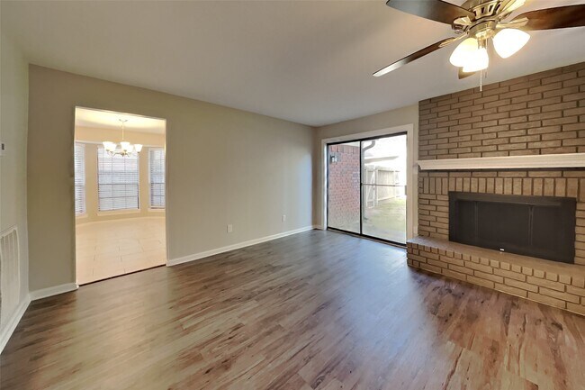 Building Photo - 2615 Silver Falls Dr