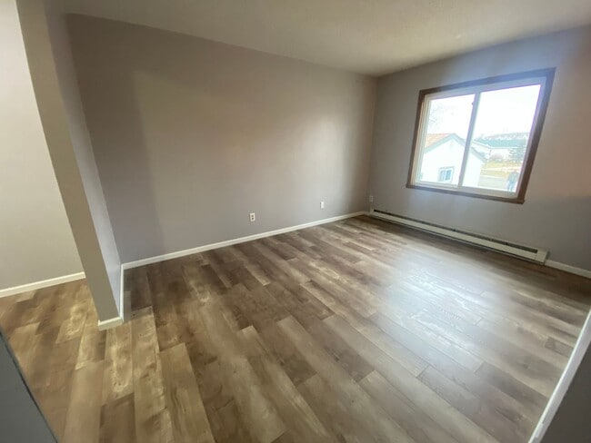 Building Photo - 3 bedroom/1 bath townhome - FOR RENT!