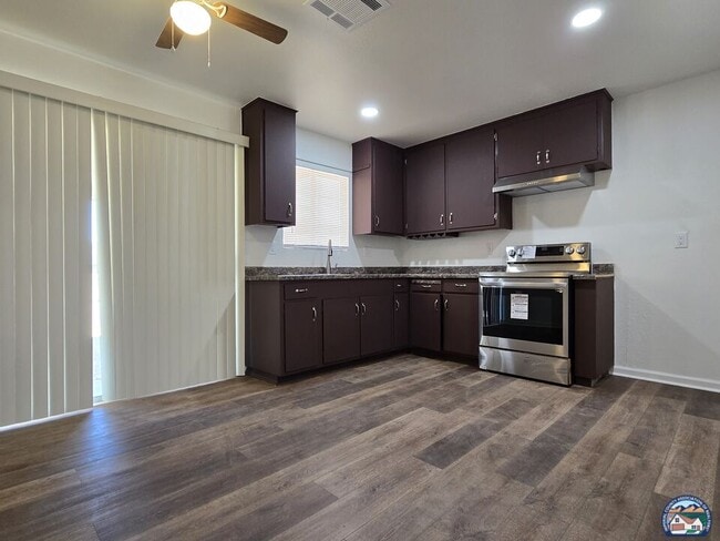 Building Photo - 118 Dahlia Ln